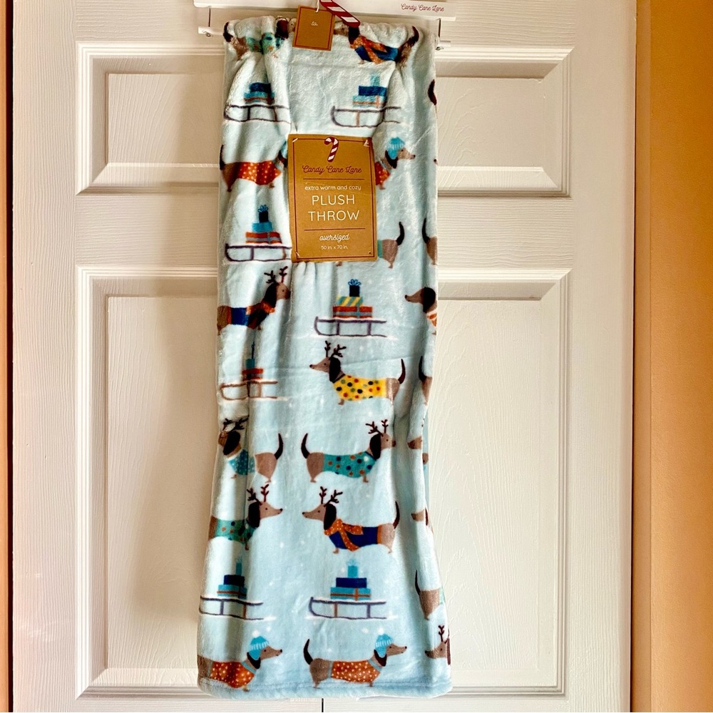 Dachshund Reindeer Christmas Throw Blanket Oversized 50x70 NWT Candy Cane Lane